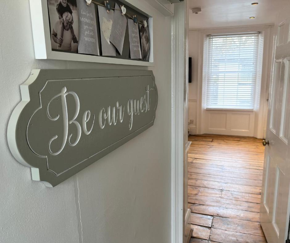 Holiday home Sleeps 6 Free Parking Centre Location *